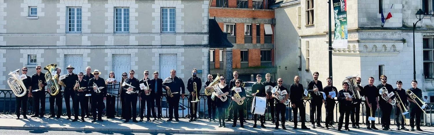 Le Brass Band Occitania au grand complet dans les rues d'Amboise, devant le château.