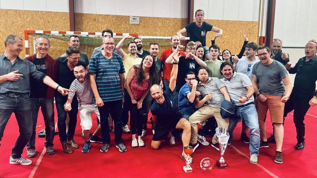 Photo de groupe du Brass Band Occitania célébrant avec son trophée.