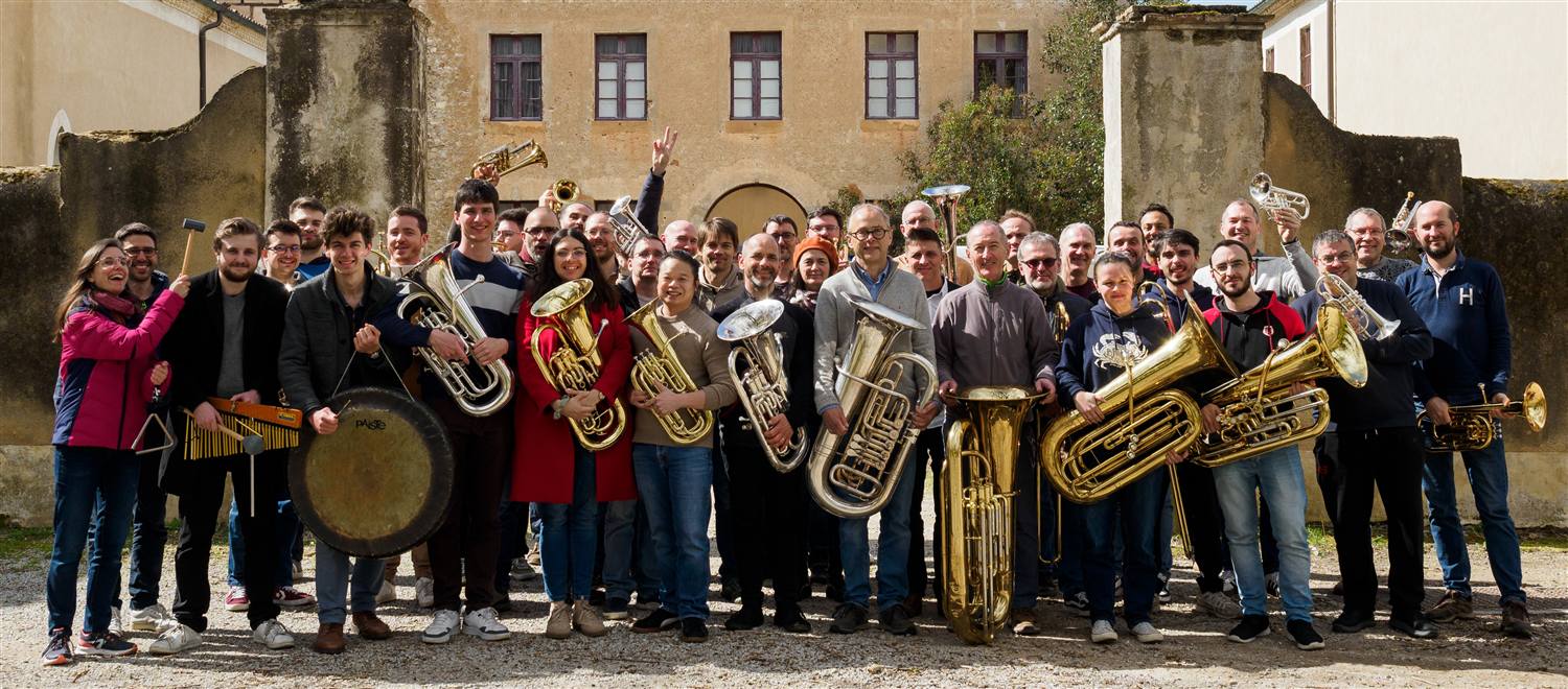 Photo de groupe du Brass Band Occitania à l'issue de la session d'enregistrement.