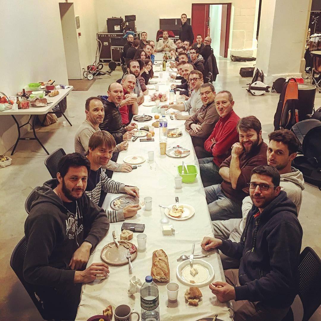 Repas de groupe des musiciens pendant la session d'enregistrement.