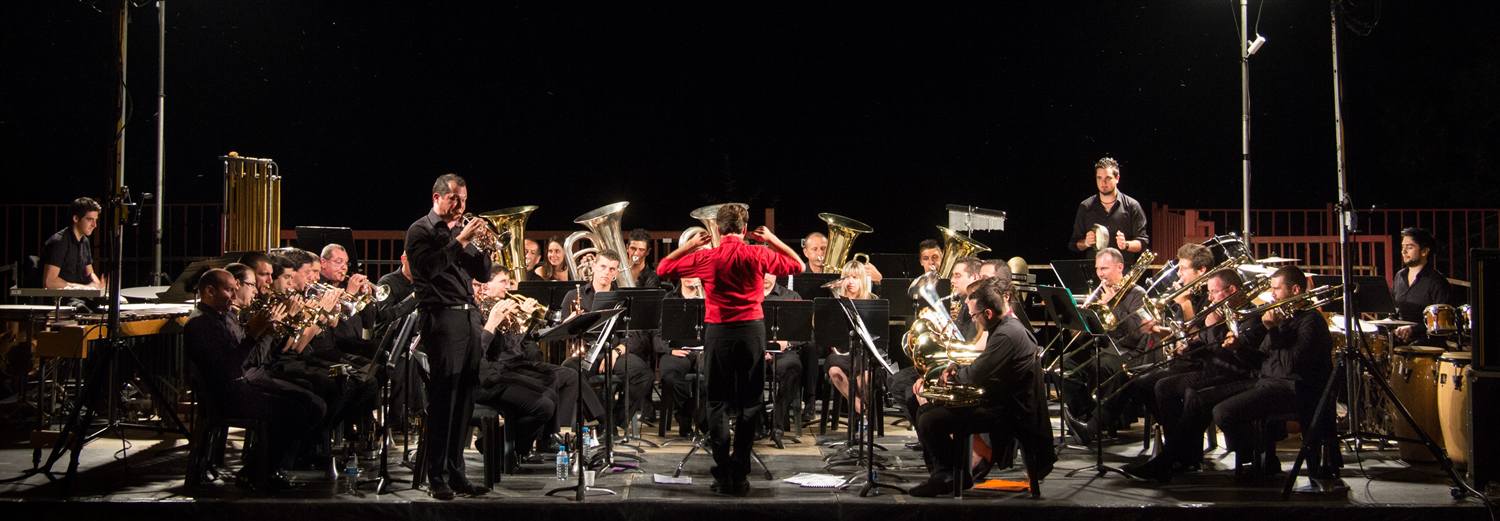 Le Brass Band Occitania sur scène de nuit à Valence-d'Agen ; debout à gauche, le cornettiste Laurent Jammes en plein solo.